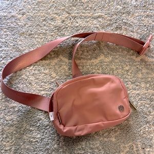 EUC Lululemon Everywhere belt bag 1L in pink